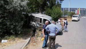 Yolcu minibüsü ile hafif ticari araç çarpıştı