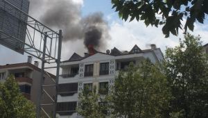 Apartmanın çatı katı alevlere teslim oldu