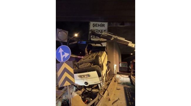 Bariyerlere çarpan araç takla attı: 4 kişi yaralandı