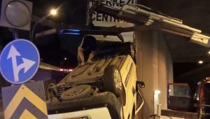 Bariyerlere çarpan araç takla attı: 4 kişi yaralandı