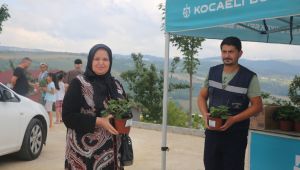 Büyükşehir arife gününde mezarlıklarda çiçek dağıttı