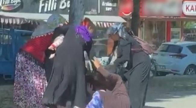 Caddede dilenen 7 kadın saç saç birbirine girdi