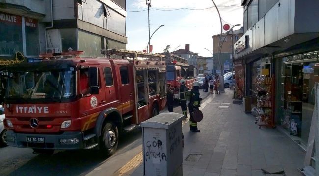 Çatıda patlatılan torpil ve havai fişek yangın çıkardı