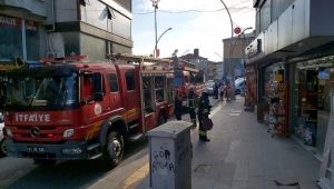 Çatıda patlatılan torpil ve havai fişek yangın çıkardı