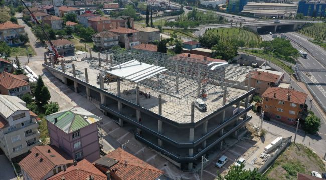 Dilovası Katlı Otoparkta çatı montajı yapılıyor