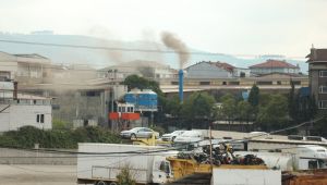 Fabrika bacasından dumanlar yükseldi, vatandaş isyan etti