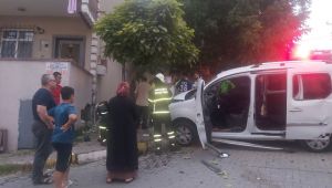 Freni boşalan araç evin doğalgaz borusuna çarptı