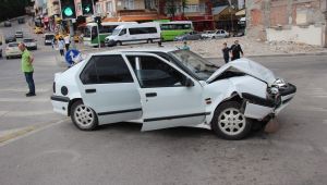 Frenleri tutmayan otomobil ticari taksiye çarptı