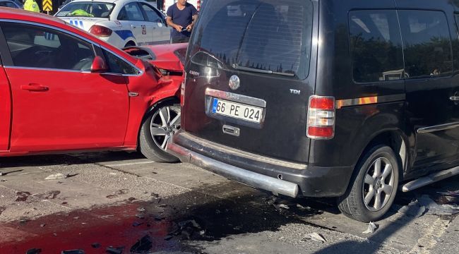 Gebze’de ticari araç ile otomobil çarpıştı