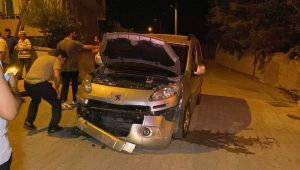 İki hafif ticari araç çarpıştı: 1 yaralı