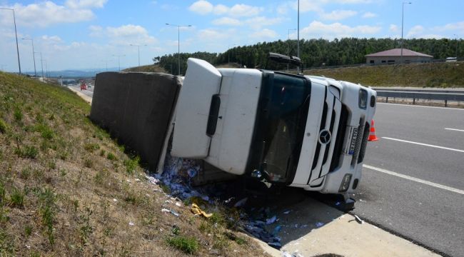 Kağıt taşıyan tır KMO’da devrildi