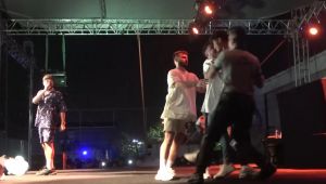 Konserde yumruklar havada uçuştu