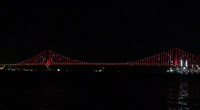 Osmangazi Köprüsü kırmızı-beyaza büründü