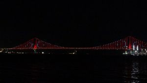 Osmangazi Köprüsü kırmızı-beyaza büründü