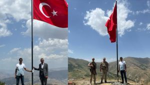 Özkan Gedik'ten köyünün zirvesine Türk bayrağı!