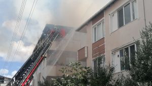 Tadilatı yapılan çatı alevlere teslim oldu