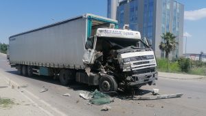 Tır kazasından burnu bile kanamadan kurtuldu