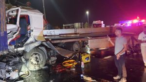 Tır tıra arkadan çarptı, sürücü sıkıştı!