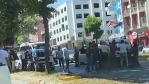 Trafikte tartışan grup yolun ortasında birbirine girdi