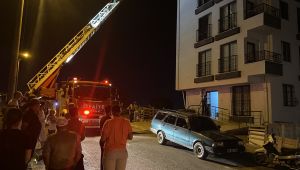 4 katlı binanın çatısında yangın çıktı
