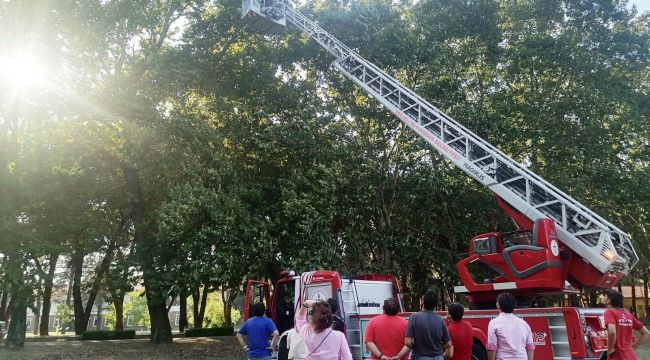 Ağaçta kalan İHA’yı itfaiye kurtardı