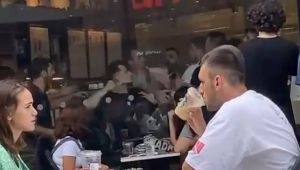 AVM'deki ünlü kahvecide tekme tokat kavga