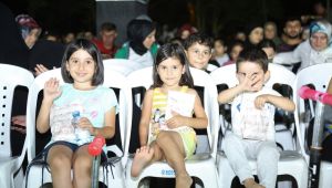 Bin çocuk hep birlikte açık hava sineması keyfini yaşadı
