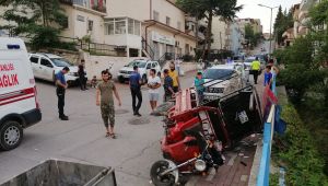 Freni patlayan elektrikli motosiklet devrildi: 2 yaralı