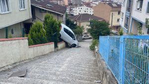 Gebze'de otomobil merdivenlerden uçtu