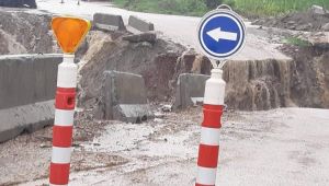 Geçici yol ve köprü kalıplarını sel suları götürdü