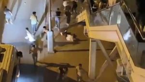Gençlerin tekmeli yumruklu kavgası kamerada