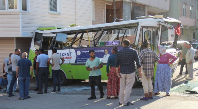 Geri geri kayan otobüs binaya çarptı: 15 yaralı