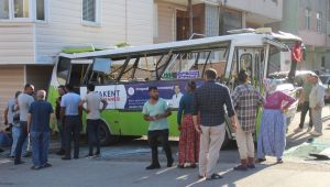 Geri geri kayan otobüs binaya çarptı: 15 yaralı