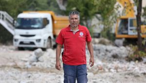 Gönüllü İtfaiyeci vatandaşın yardımına koşuyor