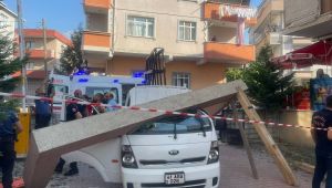 Kamyonetin üzerine beton blok düştü: 2 yaralı