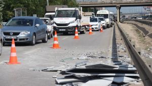 Kamyonetten düşen mermerler trafik polisini yaraladı