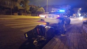 Motosiklet, aydınlatma direğine çarptı
