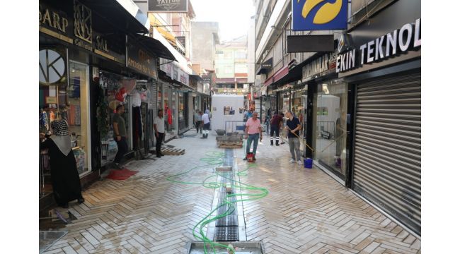 O sokak doğal taşlarla bezendi