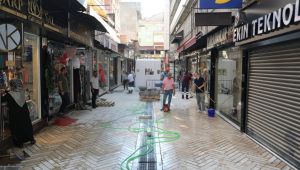 O sokak doğal taşlarla bezendi