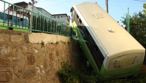Ortalık savaş alanına döndü, feci kaza ucuz atlatıldı