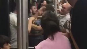 Otobüste tekme tokat birbirlerine girdiler