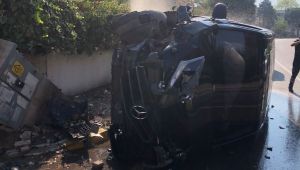 Otomobil ile çarpışan hafif ticari araç devrildi