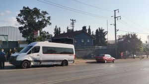 Otomobil ile servis minibüsü çarpıştı