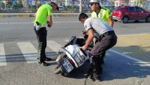 Otomobille çarpışan motosikletlinin kaskı parçalandı