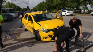 Otomobille çarpışan ticari taksideki 3 kişi yaralandı