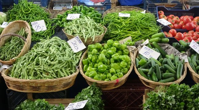 Pazarda meyve ve sebze fiyatları dibi gördü