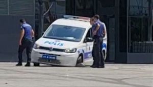Polis ekibi otosu çukura saplandı