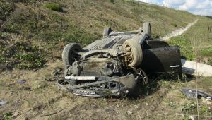 Şarampole yuvarlanan otomobildeki 5 kişi yaralandı