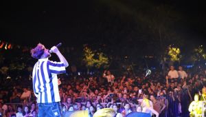 Sefo konserinde gençler birbirine girdi