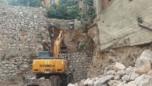 Tavşantepe'de istinat duvarı çöktü